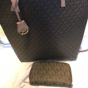 Micheal Kors purse